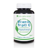 Confezione Triple Action Vitamina C per il sistema immunitario Triplo antiossidante con 90 VegeCaps, 100 mg di vitamina C da acerola, camu camu, vitamina C legata al magnesio ed estratto di agrumi in contenitore marrone con tappo bianco.